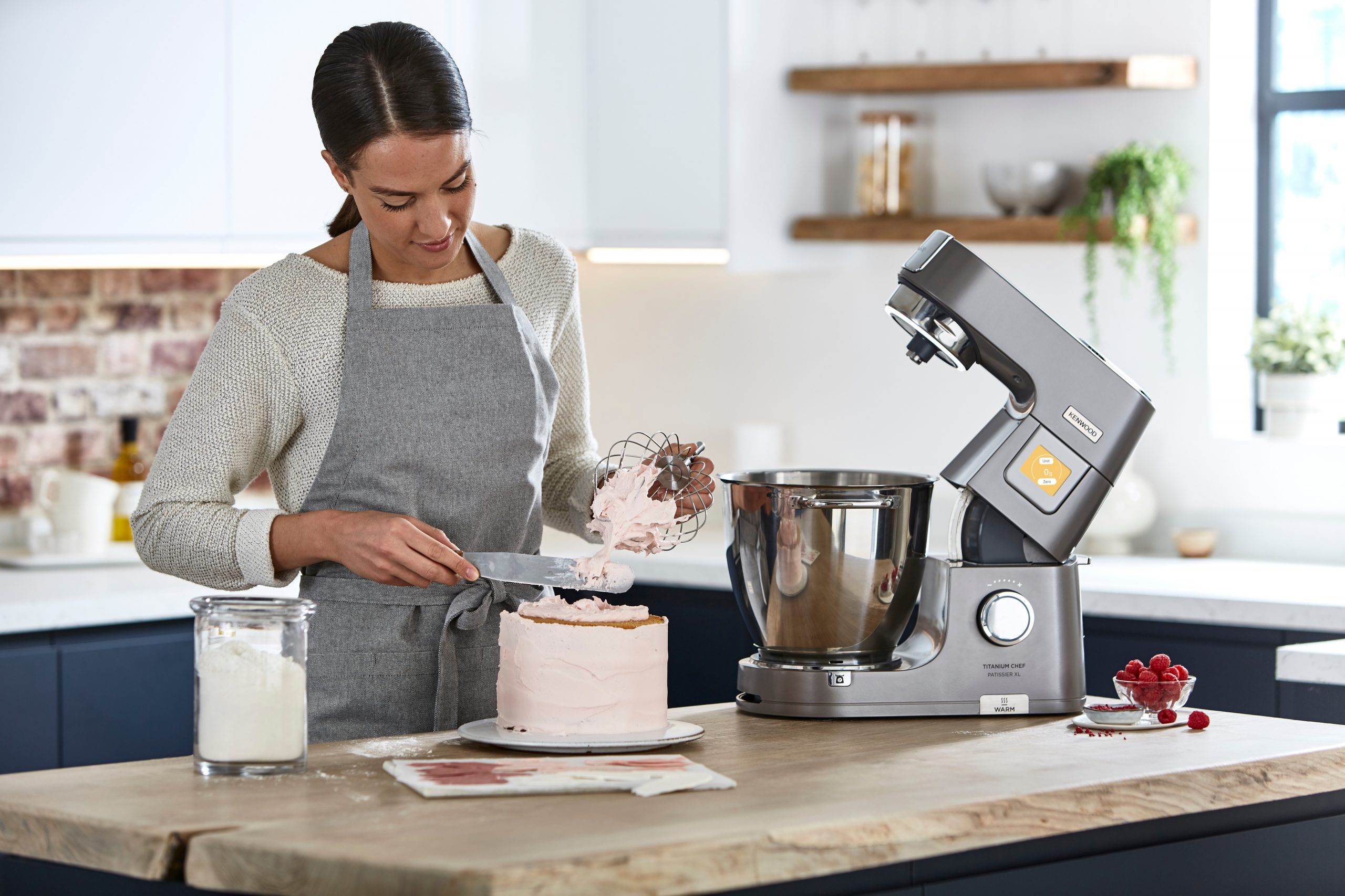 Die Kenwood Titanium Patissier XL im Einsatz in der Küche.
